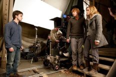 behind-the-scenes-of-deathly-hallows-trio-with-david-yates-harry-potter-16221634-720-480